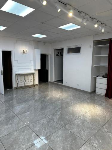 Cette grande chambre est dotée de carrelage et de plafonds spacieux. dans l'établissement Fbacademy, à Vénissieux