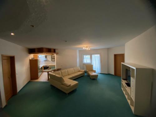 TV a/nebo společenská místnost v ubytování Monteurwohnung , 4 Schlafzimmer, 130qm, Balkon, einzige Wohneinheit im Haus, Parkplatz
