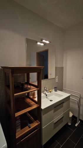 une salle de bain avec un lavabo et un miroir dans l'établissement Maison vigneronne 8p / jardin / parking, à Gigean