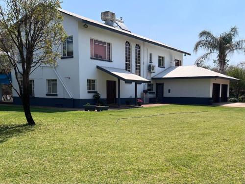 El edificio en el que está el campamento
