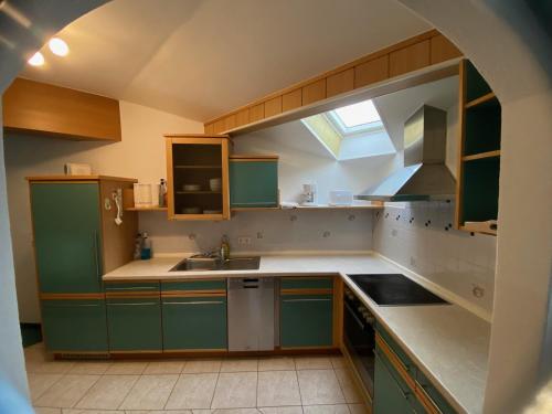 Kuchyň nebo kuchyňský kout v ubytování Monteurwohnung , 4 Schlafzimmer, 130qm, Balkon, einzige Wohneinheit im Haus, Parkplatz