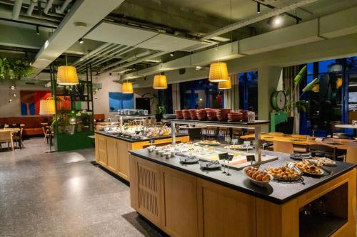 Una línea de buffet con comida en exhibición en un restaurante. en Hotel Sport - Terme Krka, en Otočec