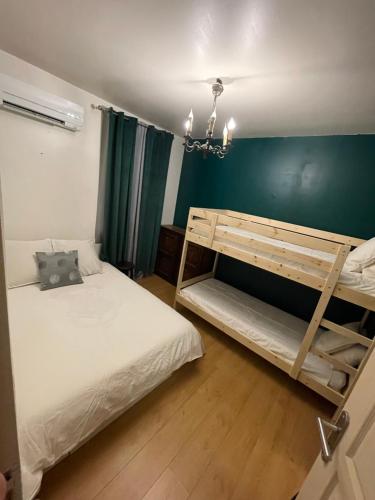 - une chambre avec 2 lits superposés et un lustre dans l'établissement Petit havre de paix, à Marseille