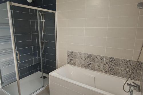 Et badeværelse på Maison neuve avec piscine chauffée de mai à septembre à 6 minutes de la plage