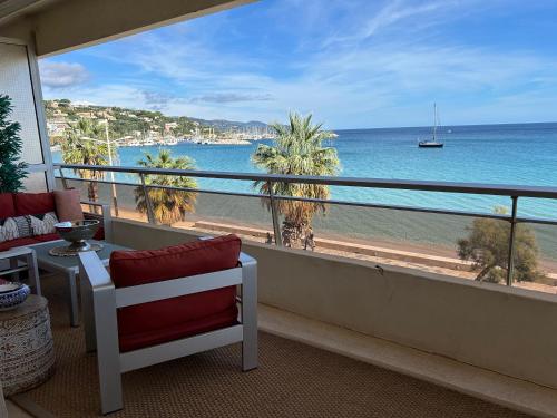 Elle comprend un balcon offrant une vue sur la plage. dans l'établissement Premium Sea Front Apartment, au Lavandou