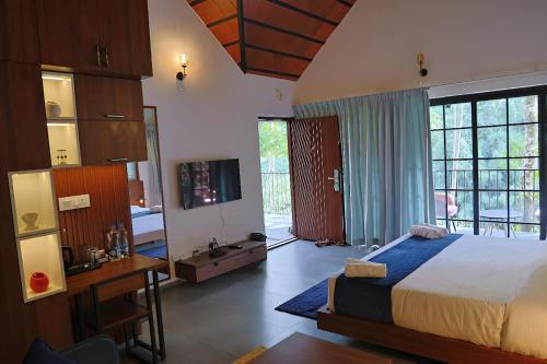 Ein Bett oder Betten in einem Zimmer der Unterkunft Bay View Suites, Vythiri, Wayanad