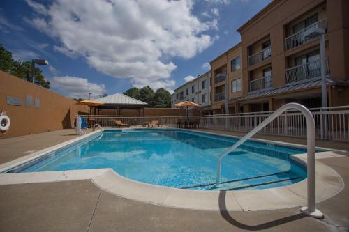 a swimming pool in front of a building at Courtyard Memphis East/Bill Morris Parkway in Memphis