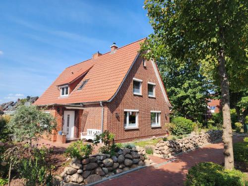 a brick house with a red roof at Lütt Bliev - Fewo in Stade in Stade