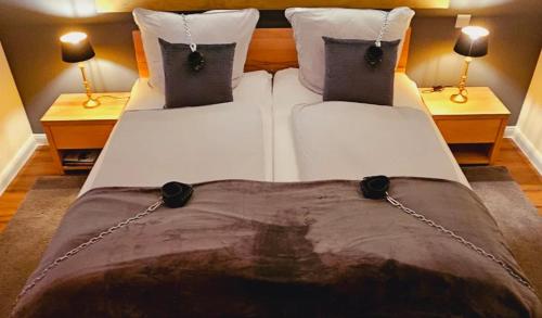 deux lits jumeaux dans une chambre avec deux lampes dans l'établissement playroom, à Déols