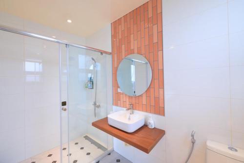 a bathroom with a sink and a shower at 宜蘭冬山森活漫漫民宿 in Kung-pu-ch'eng