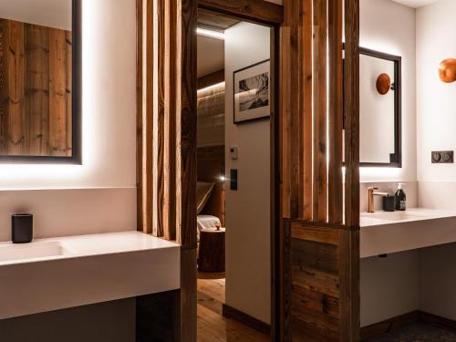 une salle de bain avec deux lavabos et un miroir dans l'établissement Chalet de luxe à La Plagne avec SPA, accès direct aux pistes - FR-1-755-23, à Aime La Plagne