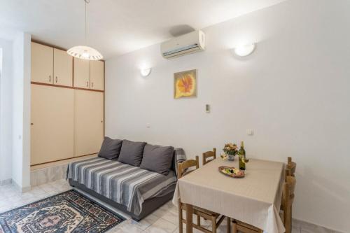 un soggiorno con un divano e un tavolo di Apartments Vedra a Baška Voda