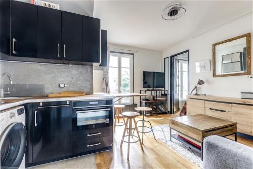 - une cuisine avec lave-linge et sèche-linge dans la chambre dans l'établissement Appartement exclusif au Parc Montsouris by Weekome, à Paris