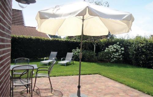 a table and chairs with an umbrella on a patio at Buitengoed het Lageveld 137 in Hoge-Hexel