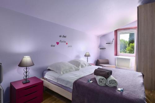 a bedroom with a large bed and a window at Maison Irène, Charme et nature pour 2 pers in Véranne
