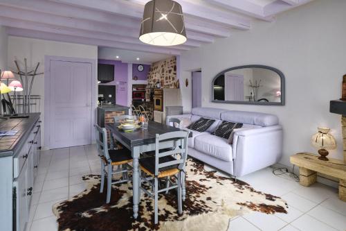 une cuisine et un salon avec une table et un canapé dans l'établissement Maison Irène, Charme et nature pour 2 pers, à Véranne