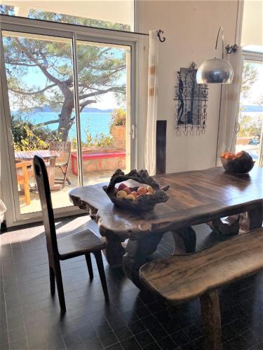 une table de salle à manger avec un bol de fruits dessus dans l'établissement Casa A Spiaggia Pinarello, à Pinarellu