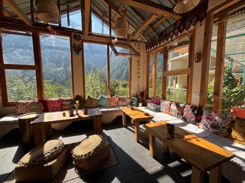 Restaurace v ubytování Grham Hostel & Cafe Kasol, Katagla