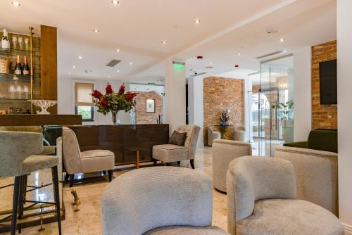 a living room with chairs and a table at Reea Boutique Hotel in Târgovişte
