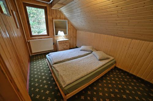 Katil atau katil-katil dalam bilik di Casa de vacanta Satic Piatra Craiului La Doi viermi