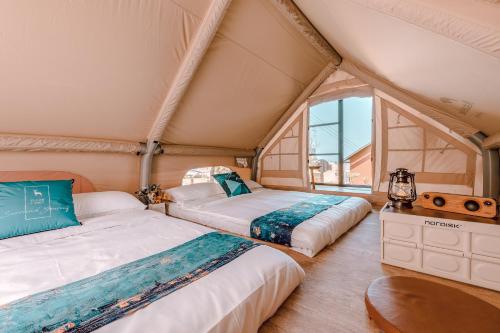 Postel nebo postele na pokoji v ubytování 踏浪星辰Camp