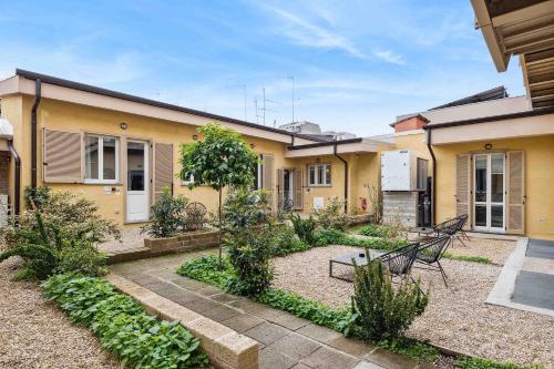 una casa con un jardín delante de ella en Limehome Rome Via Fortebraccio, en Roma