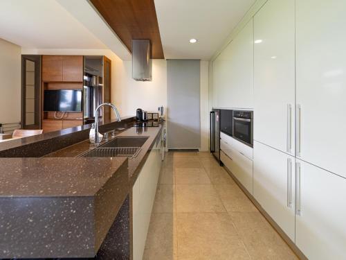 Dapur atau dapur kecil di Velum Resort