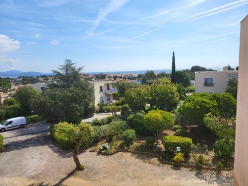Photo de la galerie de l'établissement Large, bright and quiet holiday flat with stunning panoramic sea views, à Saint-Aygulf