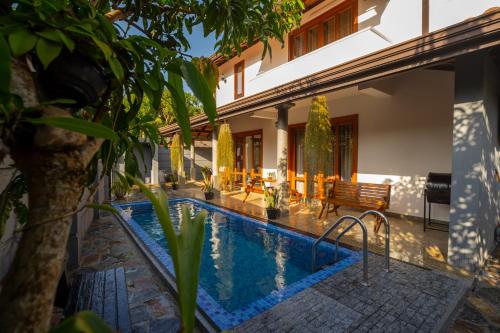 a swimming pool in the backyard of a house at Zichron Rest in Galle