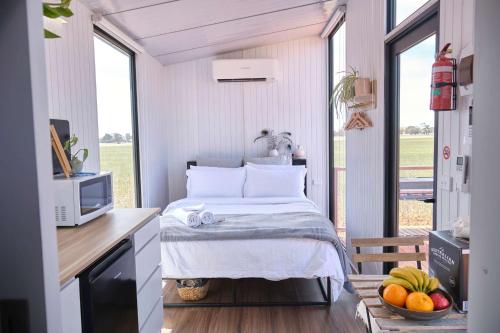 Postel nebo postele na pokoji v ubytování The Gums Cottage by Tiny Away