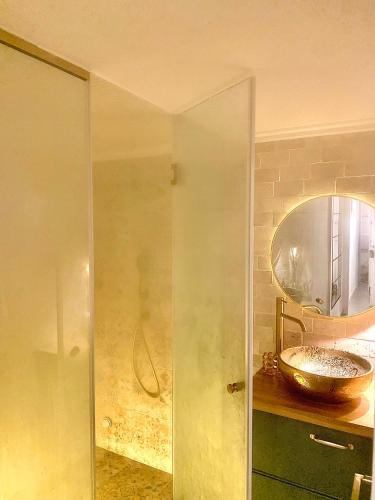 Koupelna v ubytování Designer Apartment with SPA complex & Jacuzzi near Bahai Garden Haifa