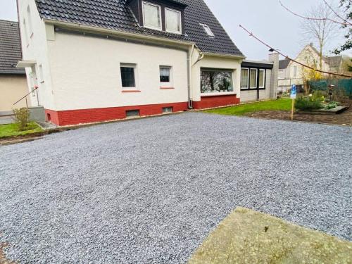 an empty driveway in front of a house at TRUTH Studio - Küche - Top Internet - Parkplatz - Modern in Dortmund