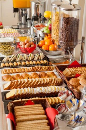 een buffet met veel verschillende soorten brood en andere etenswaren bij Corfu Studios & Apartments in Benitses