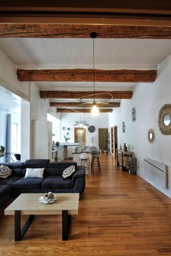 un salon avec un canapé et une table dans l'établissement Loft de caractère centre-ville, à Narbonne
