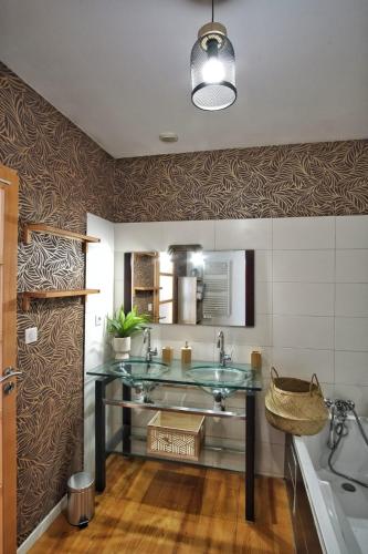 une salle de bain avec deux lavabos et un miroir dans l'établissement Loft de caractère centre-ville, à Narbonne