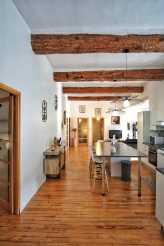 une cuisine avec une table et une salle à manger dans l'établissement Loft de caractère centre-ville, à Narbonne