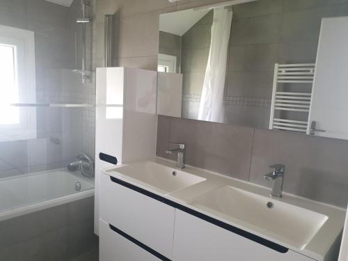 une salle de bain blanche avec un lavabo et une baignoire dans l'établissement La petite joux - RESV 24h à l'avance, à Valleiry