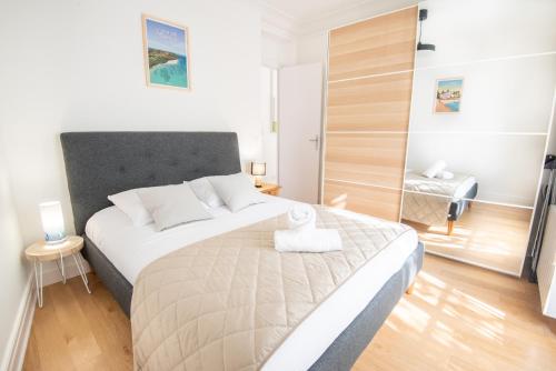 une chambre avec un grand lit dans une pièce dans l'établissement PREMIUM T2 neuf 1er étage ultra Centre Lorient par Groom, à Lorient