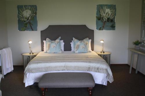 安德堡的住宿－Elgin Guest House，一间卧室配有一张带两张桌子和两盏灯的床。