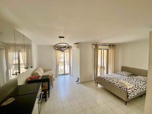 une chambre avec un lit et un bureau dans l'établissement Modern Apartment in Cannes, à Cannes