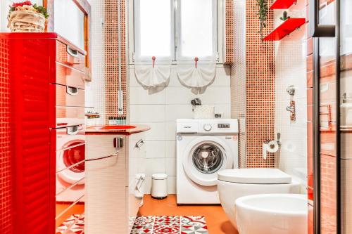 a bathroom with a washing machine and a toilet at Marilyn House Rho Fiera 10min - Netflix & Design in Rho