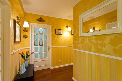 a hallway with yellow walls and a door at VIVA Belos Ares in Porto