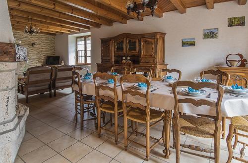 une grande salle à manger avec une table et des chaises dans l'établissement Lou chastelou odheteo a aumont aubrac, à Aumont-Aubrac