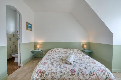 Ce lit se trouve dans un dortoir doté de 2 tables bleues. dans l'établissement Calme, 4 sdb, 300m de la plage - Les 3 pagaies - Stay in Britany, à Bénodet