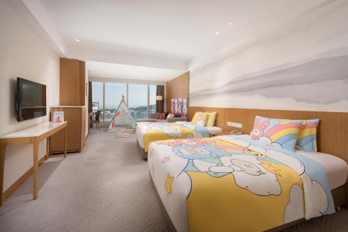 Postel nebo postele na pokoji v ubytování Crowne Plaza Zhuhai City Center by IHG - offers free one-way shuttle to Chimelong Ocean Kingdom