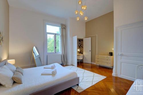 une chambre avec un lit, un bureau et une fenêtre dans l'établissement Le Wilson - Proche Centre Ville, à Tours