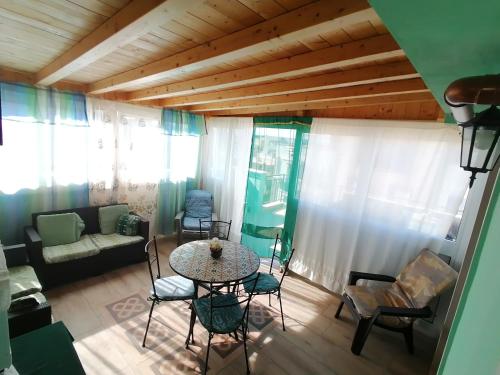 ein Wohnzimmer mit Tisch, Stühlen und Sofa in der Unterkunft B&B Lo Smeraldo in Grottaglie