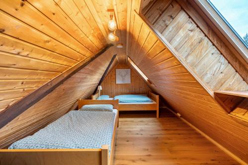 Ένα ή περισσότερα κρεβάτια σε δωμάτιο στο Schwarzwald Chalet - Karlshütte