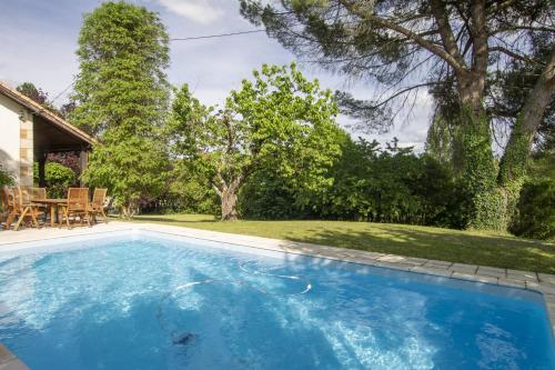 Πισίνα στο ή κοντά στο Villa Miramont