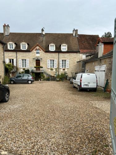 un groupe de voitures garées devant un bâtiment dans l'établissement 17 rue drouhin 21190, à Puligny-Montrachet